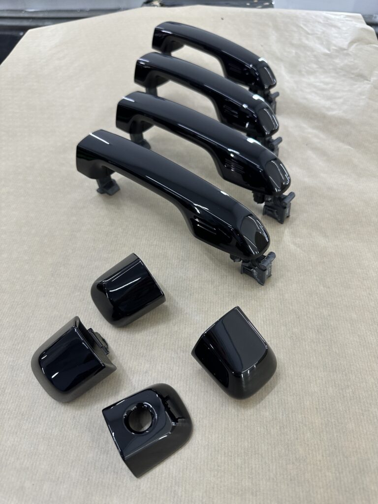Покраска дверных ручек лендкрузер 200 вчерный глянец Антихром авто в Алматы дверные ручки Land Cruiser 200 Autoroom kz